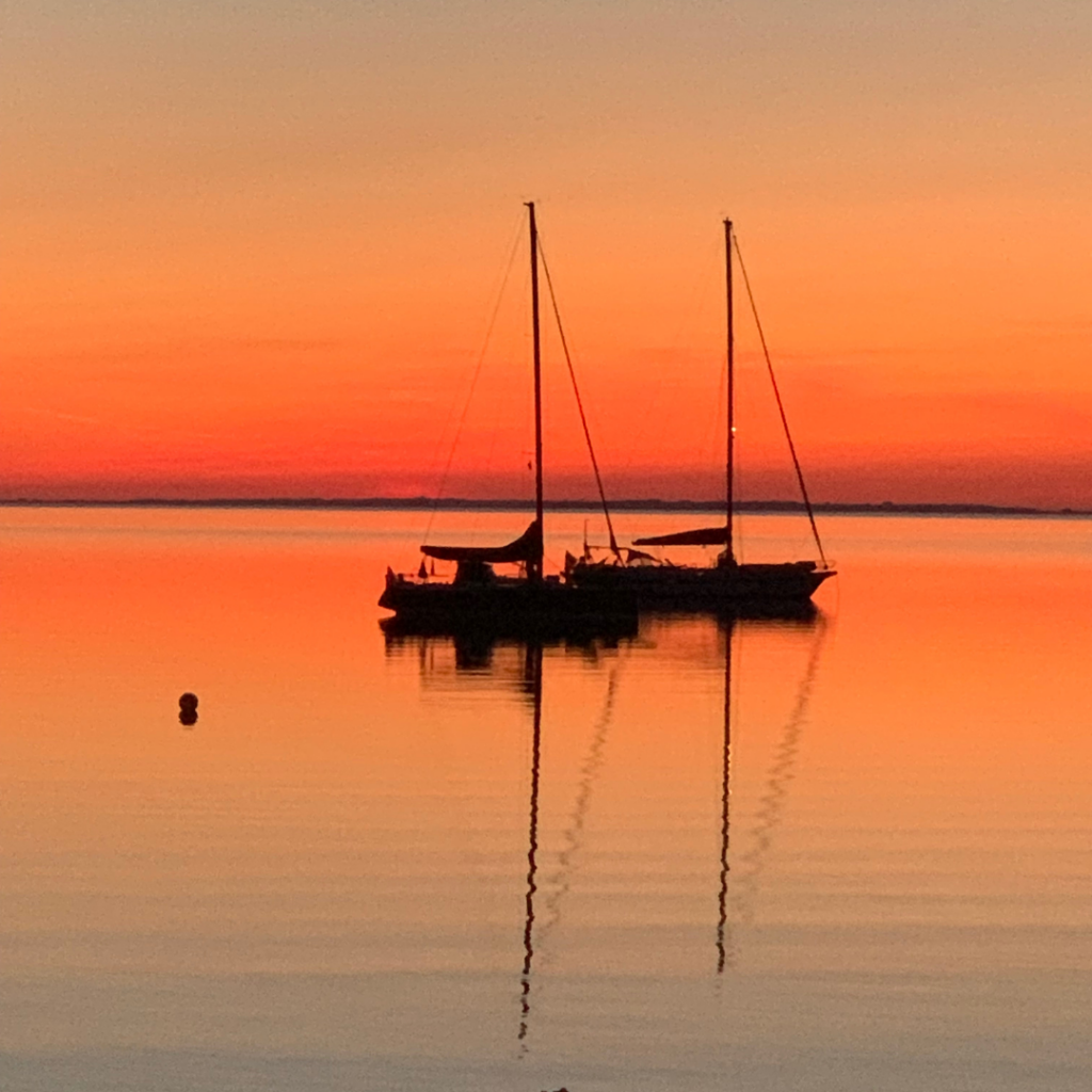 To sejlbåde i solnedgang over havet ved Ærø