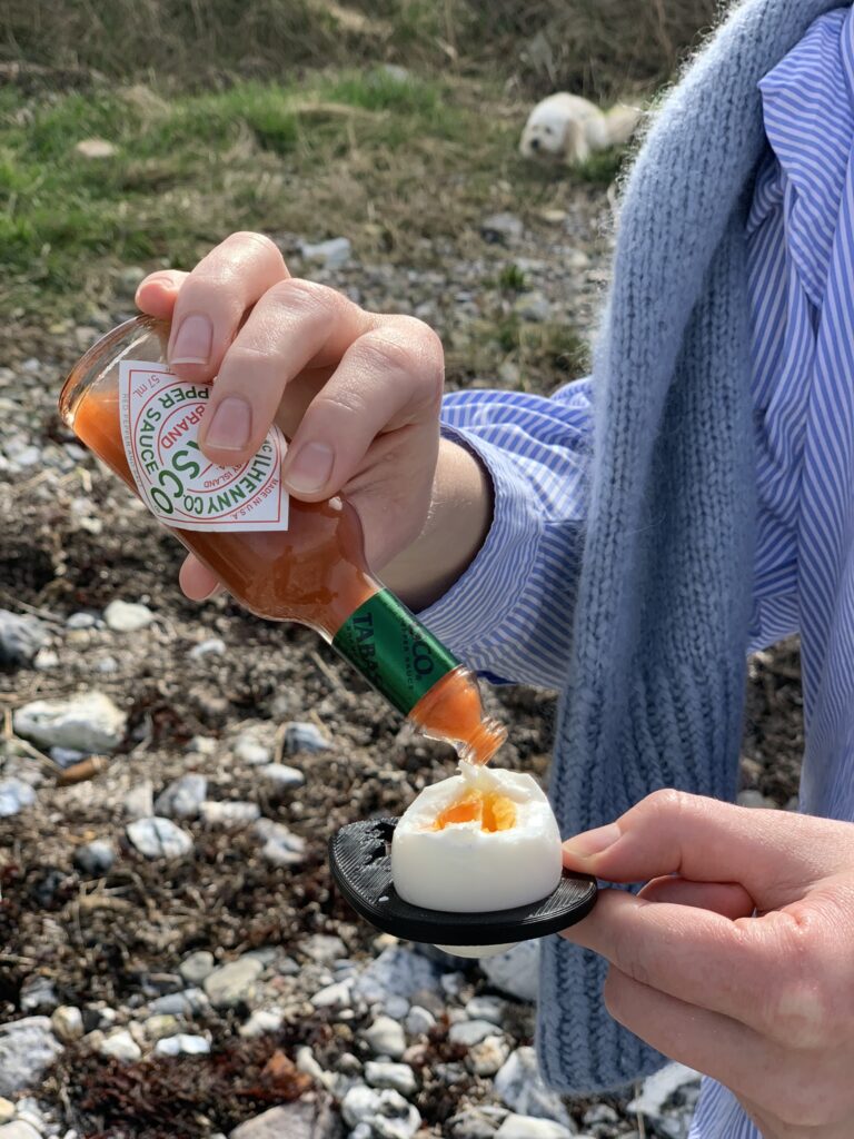 Kogte æg på stranden på Ærø i påsken