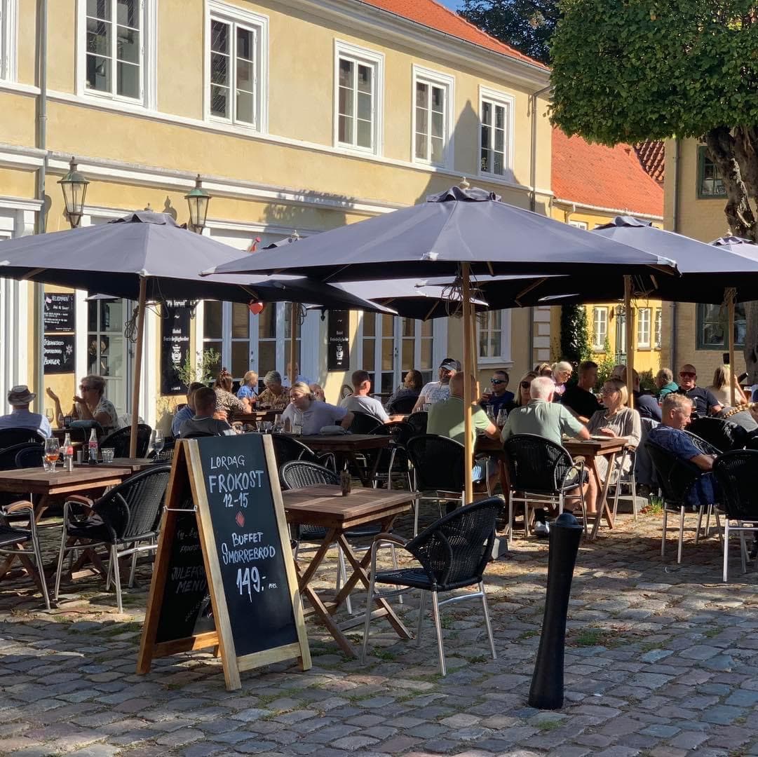 Liv på torvet foran caféen