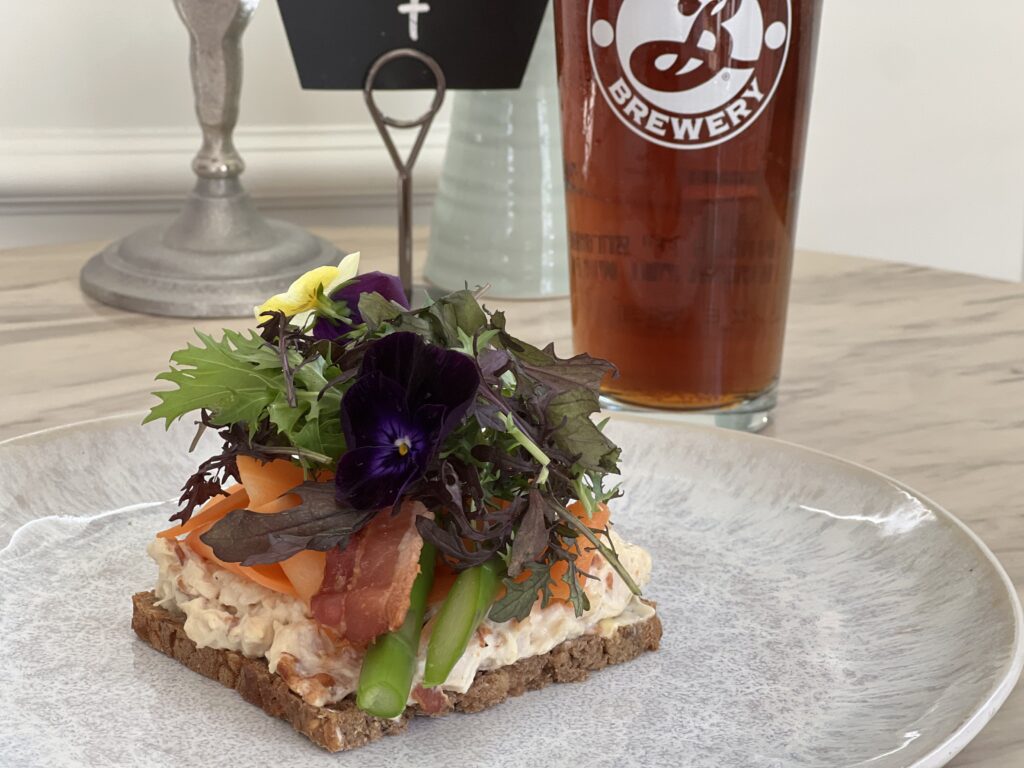 Smørrebrød med hønsesalat