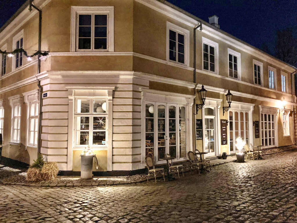 Hotel På Torvet i Ærøskøbing pyntet til jul med lys og stemning