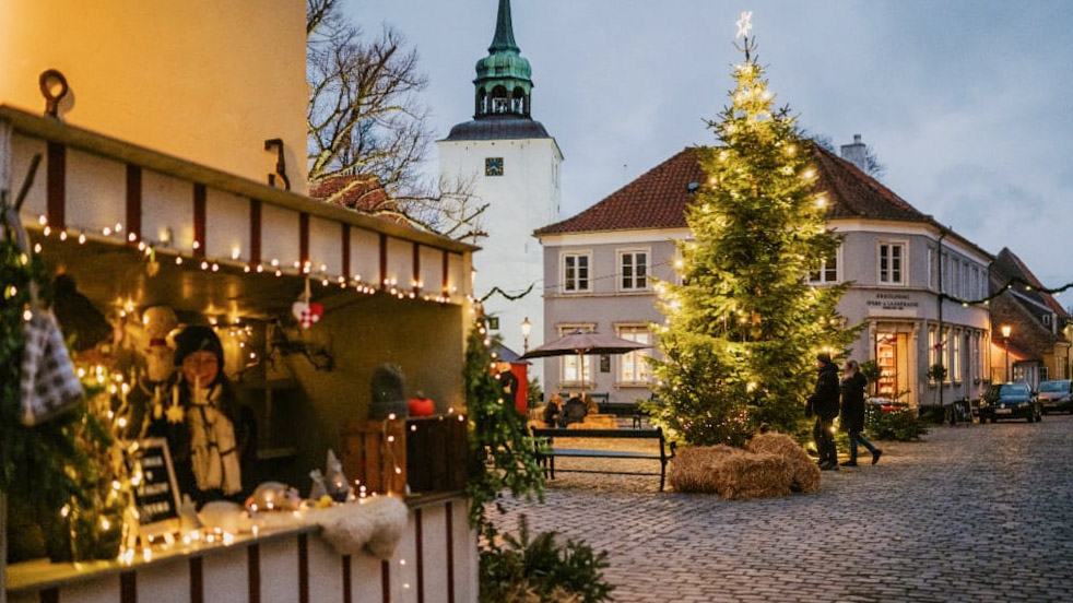 Julemarked i Ærøskøbing med boder og lys