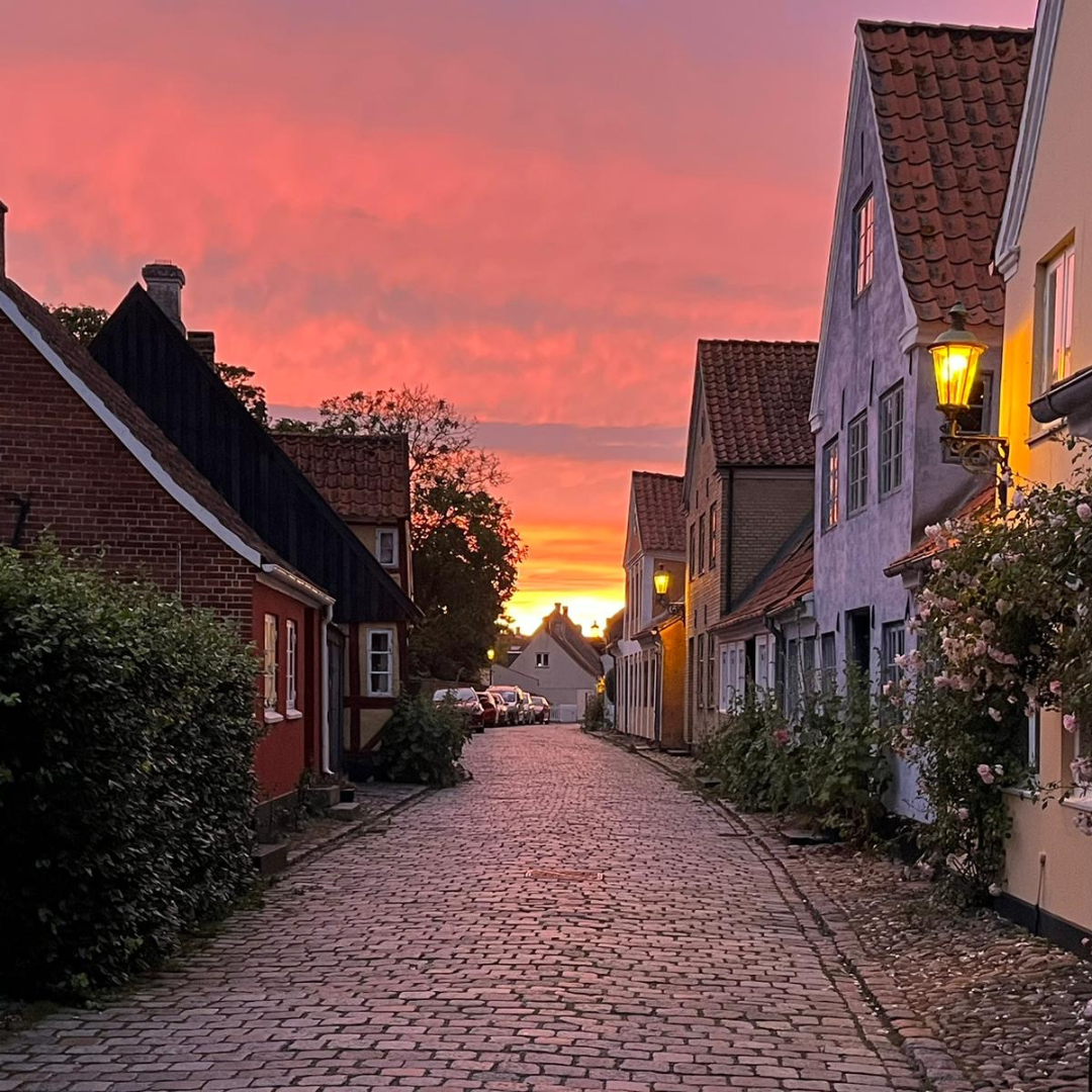 Solnedgang over brostensgaderne i Ærøskøbing om foråret