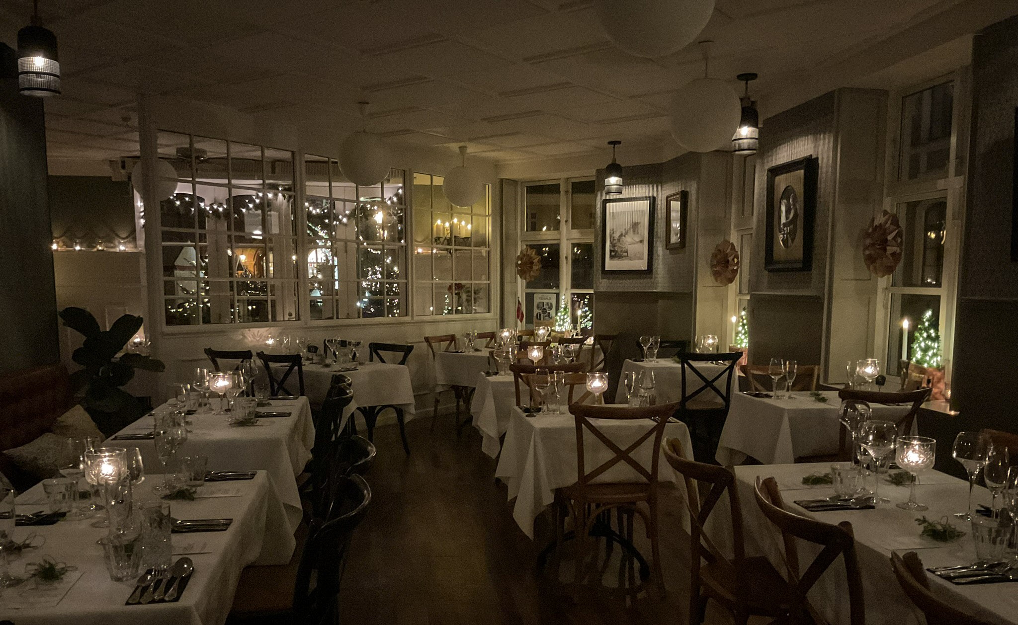 Restauranten hos På Torvet er dækket op til Tusmørkeaften
