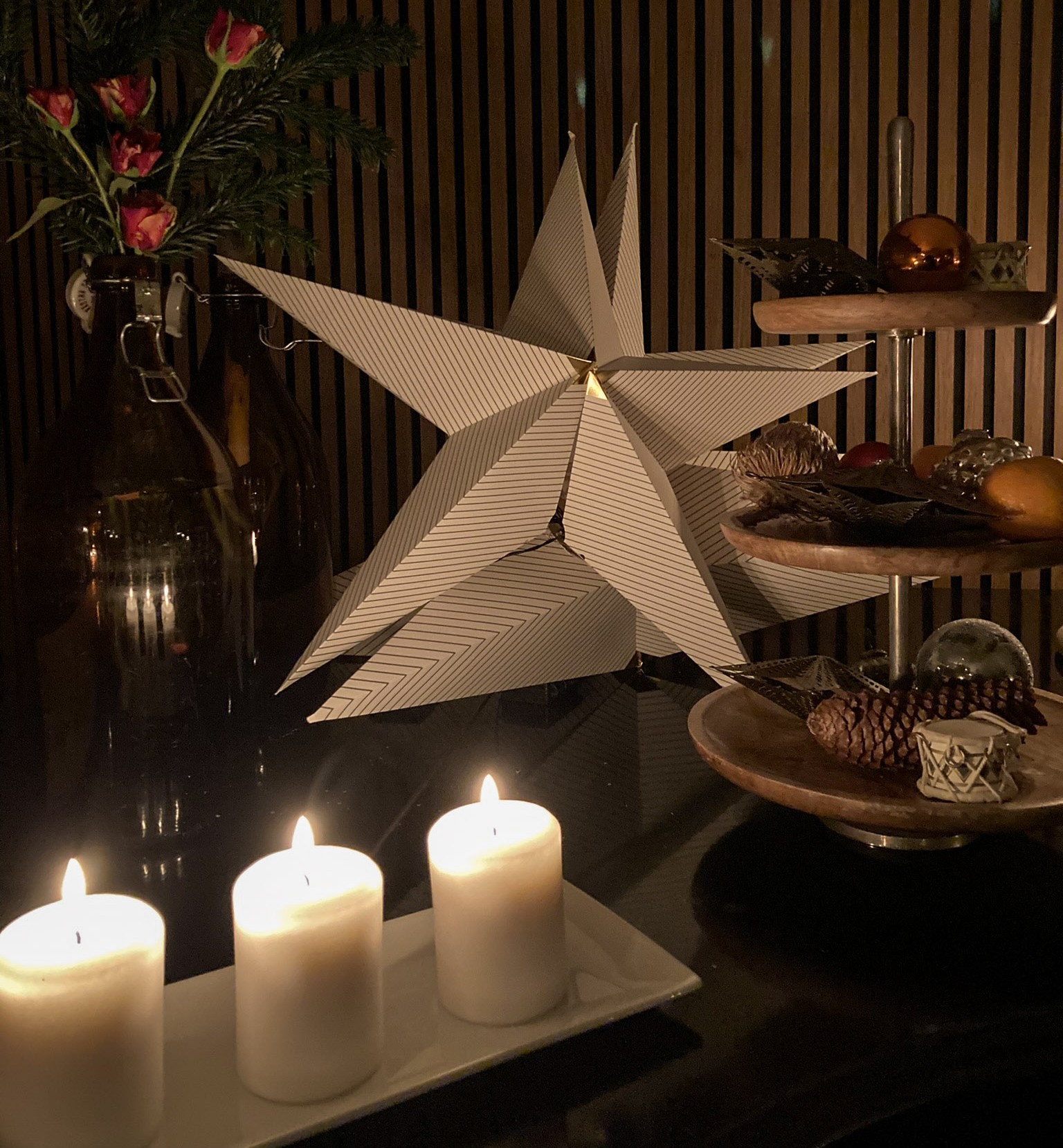 Julepynt og levende lys i julestuen hos På Torvet